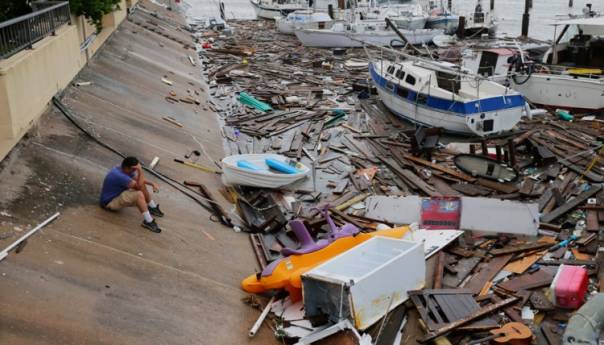 Uragan divljao Teksasom, srušio dio "Trumpovog zida"