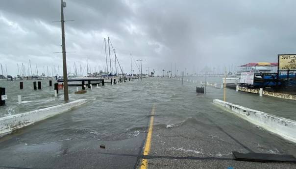 Uragan "Hanna" pogodio Teksas: Vjetar od 145 km/h nosi krovove s kuća