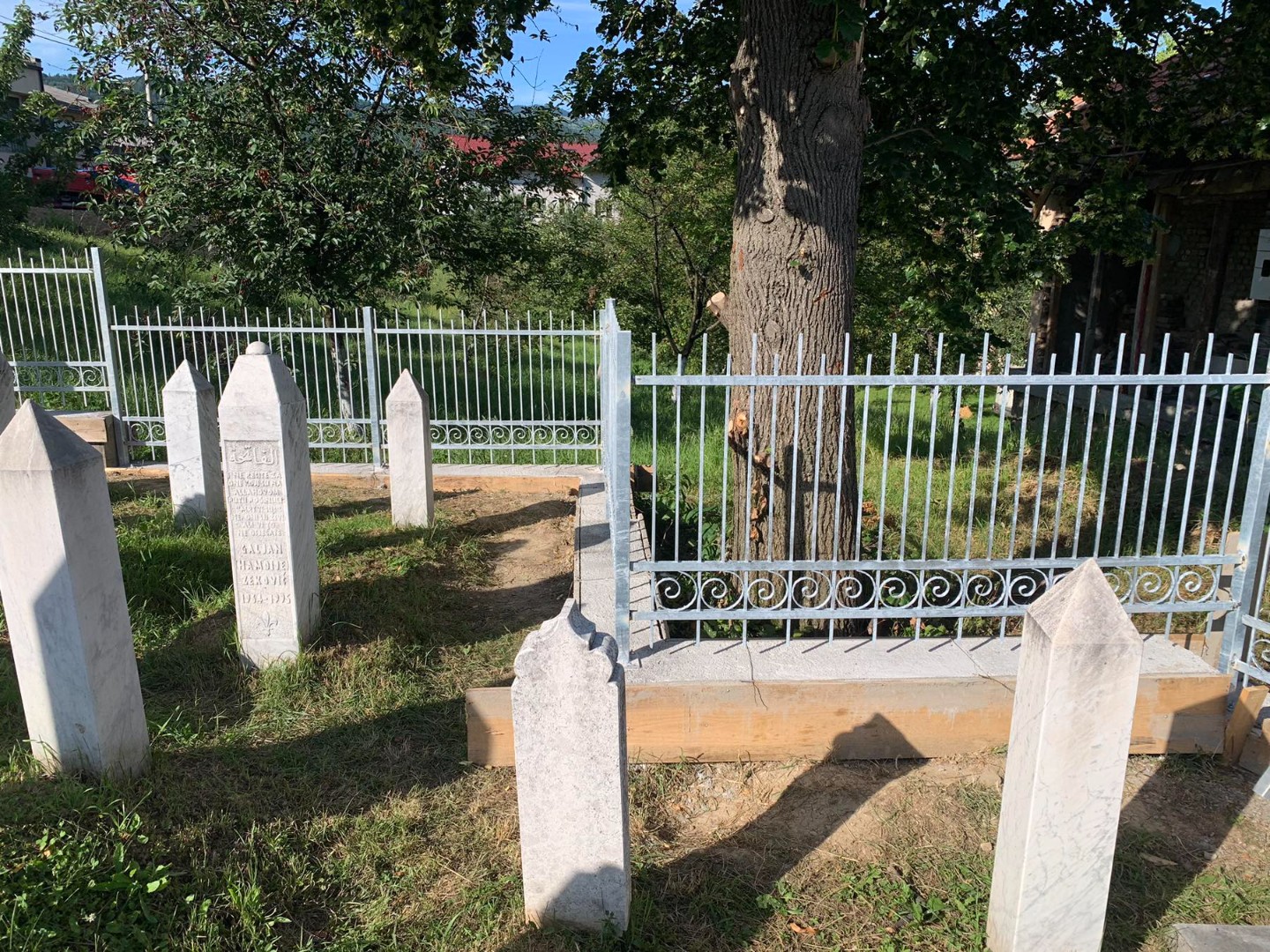 Uređenje Mezarja: Zamjena betonskih ograda metalnim