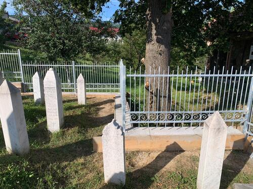 Uređenje Mezarja: Zamjena betonskih ograda metalnim