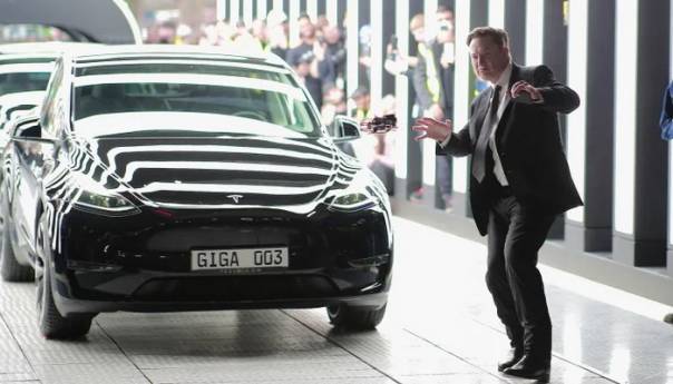 Urnebesni ples Muska zasjenio otvaranje Teslinog pogona u Njemačkoj