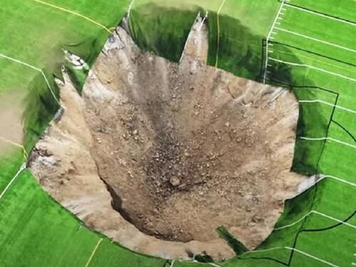 Urušavanje rudnika izazvalo ogromnu rupu na stadionu u Illinoisu