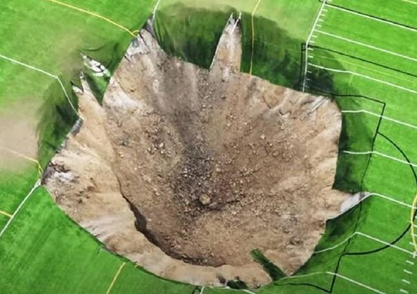 Urušavanje rudnika izazvalo ogromnu rupu na stadionu u Illinoisu