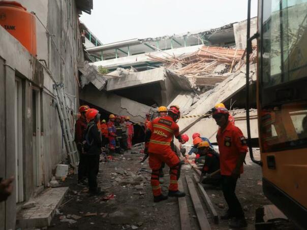 Urušila se vjerska škola u Indoneziji, traga se za preživjelim učenicima