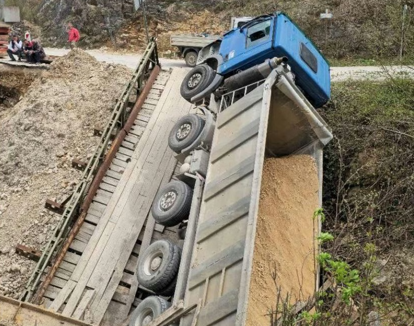 Urušio se drveni most u Ključu, na njemu bilo vozilo