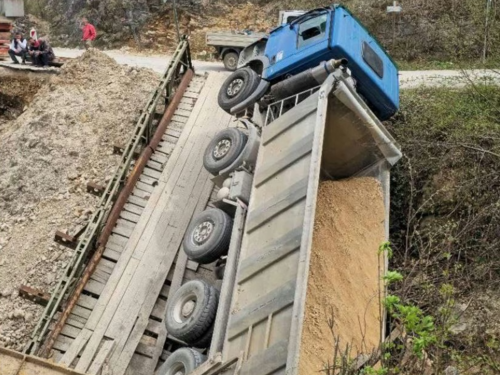 Urušio se drveni most u Ključu, na njemu bilo vozilo