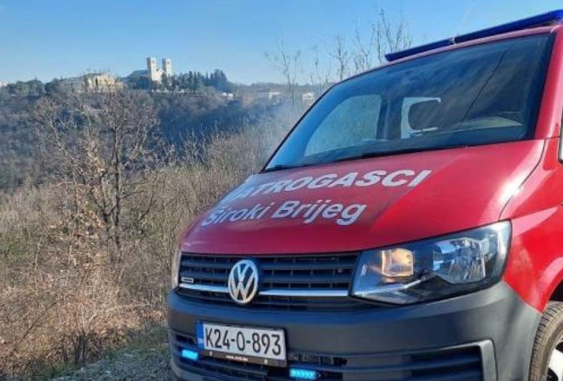 Urušio se pokrov prilikom gašenja požara, povrijeđen vatrogasac