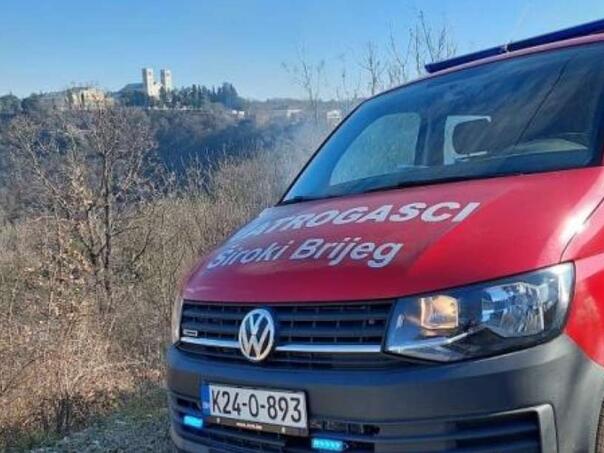 Urušio se pokrov prilikom gašenja požara, povrijeđen vatrogasac