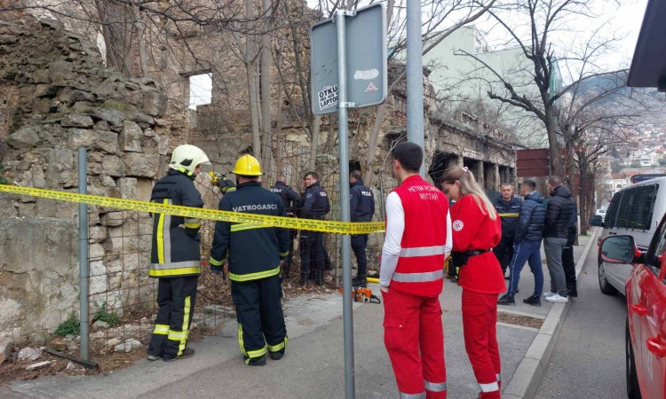 Urušio se zid oštećene zgrade u Mostaru, jedna osoba poginula