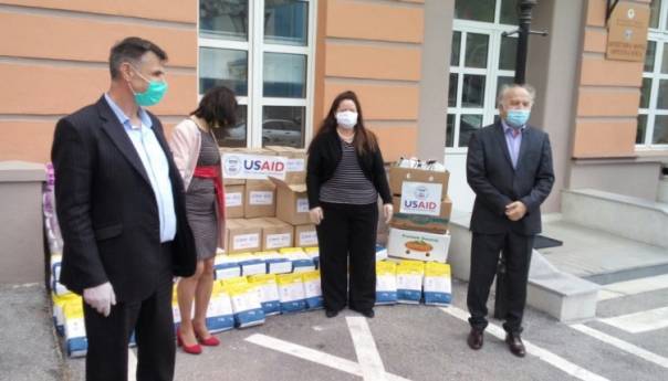 USAID dopremio pakete pomoći za socijalno ugrožene porodice u Foči FBiH i RS