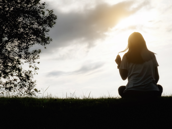 Usamljenost godišnje odnosi gotovo 900.000 života, upozorava WHO