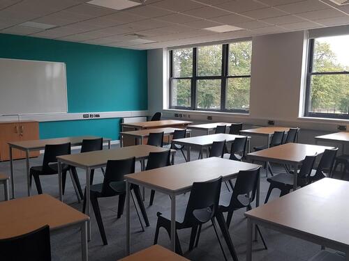 Ušao u školu na velikom odmoru i u učionici napao učenika