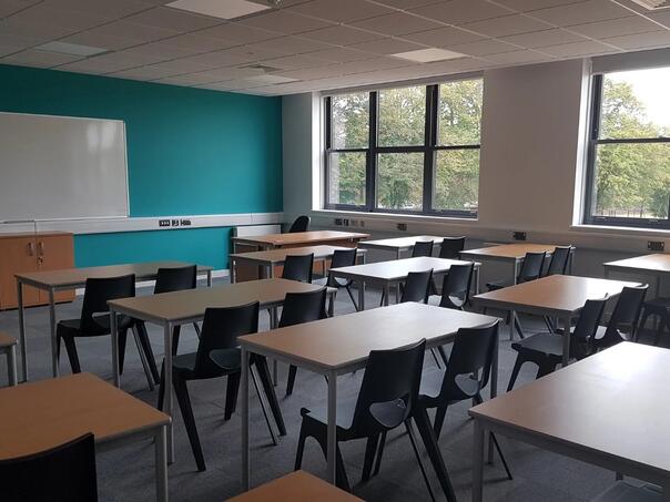 Ušao u školu na velikom odmoru i u učionici napao učenika