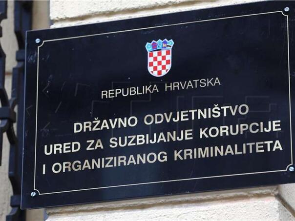 Uskok optužio 12 osoba za preprodaju duhana i cigareta