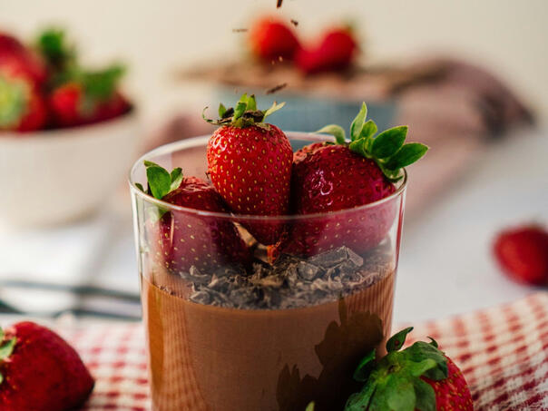 Uskrsni desert: Čokoladni mousse s jagodama