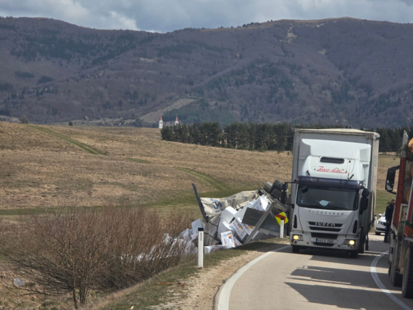 Uslijed jakog vjetra na putu Kupres-Šuica prevrnuto teretno vozilo