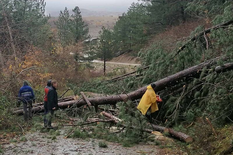 Usljed obilne kiše oštećeno nekoliko stambenih objekata i u Gacku