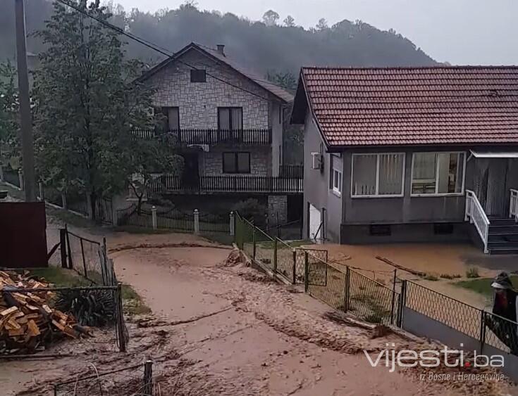 Usljed obilne kiše u Sapni i Teočaku poplavljeno nekoliko stambenih objekata