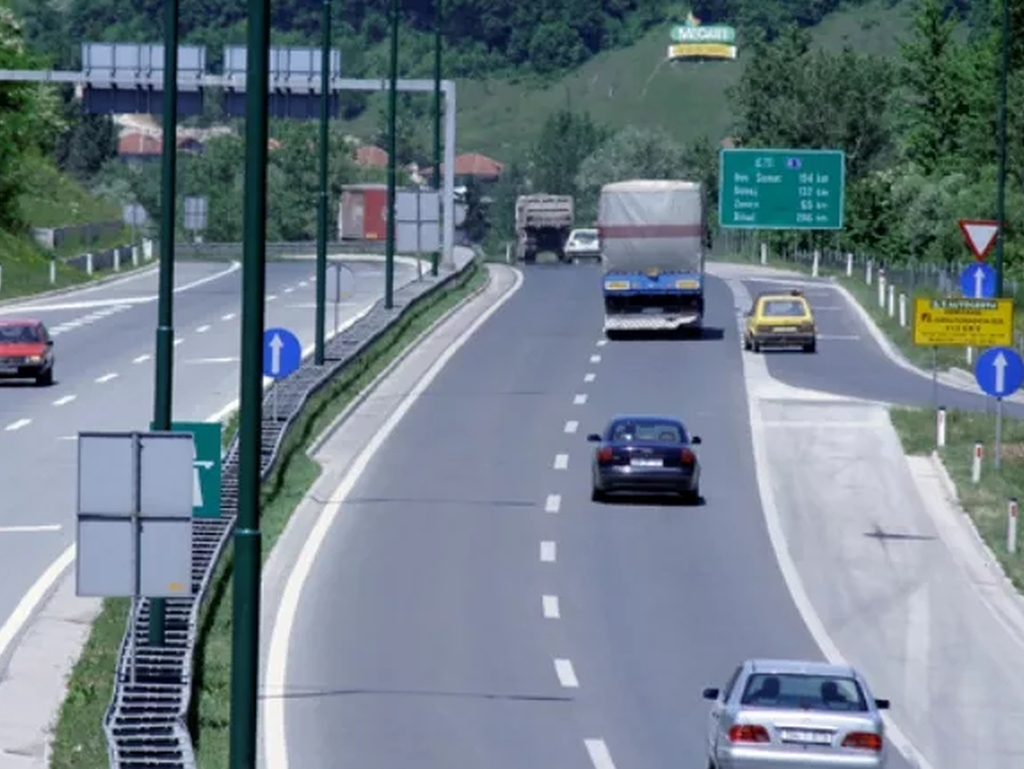 Uslovi za vožnju povoljni, obustavljen saobraćaj na nekoliko lokaliteta