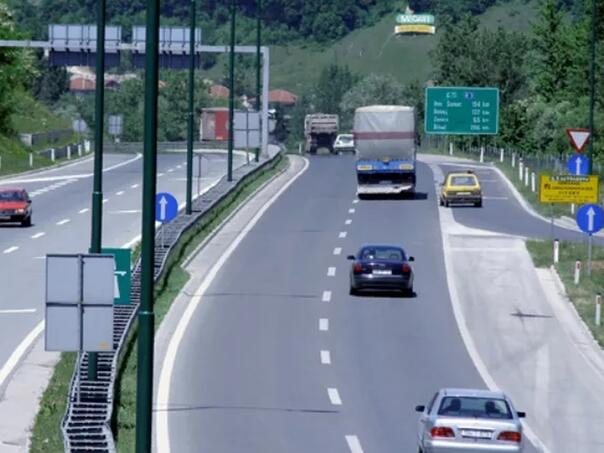 Uslovi za vožnju povoljni, obustavljen saobraćaj na nekoliko lokaliteta