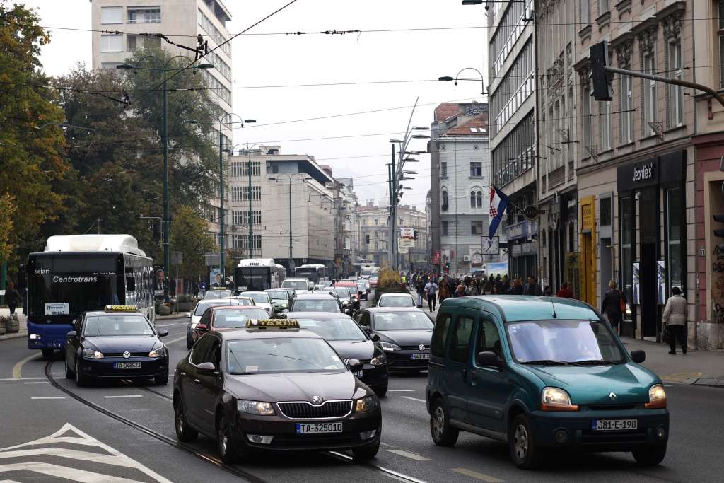 Uslovi za vožnju povoljni, saobraćaj vozila povremeno pojačan