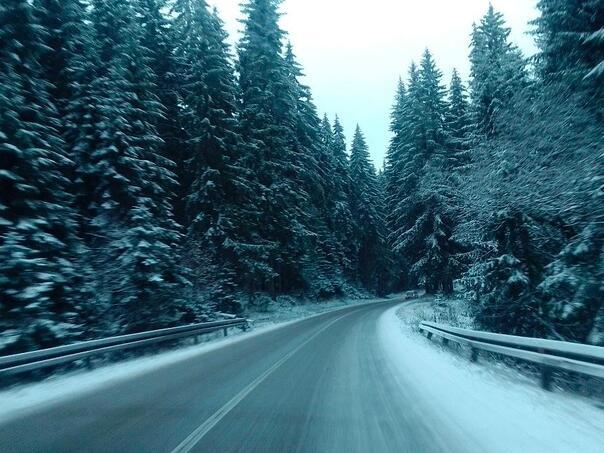 Usporen saobraćaj zbog snijega na kolovozu