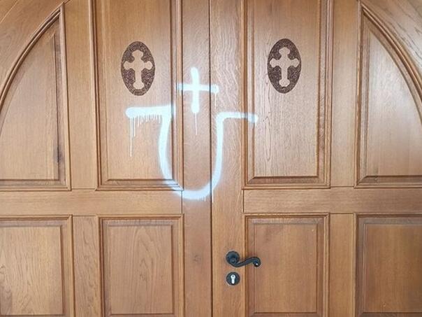 Ustaški simboli iscrtani na pravoslavnoj crkvi u Hrvatskoj