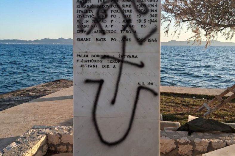 Ustaški simboli osvanuli na partizanskom spomeniku u Zadru