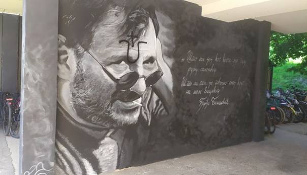 Ustaškim simbolom oskrnavljen mural posvećen Đorđu Balaševiću