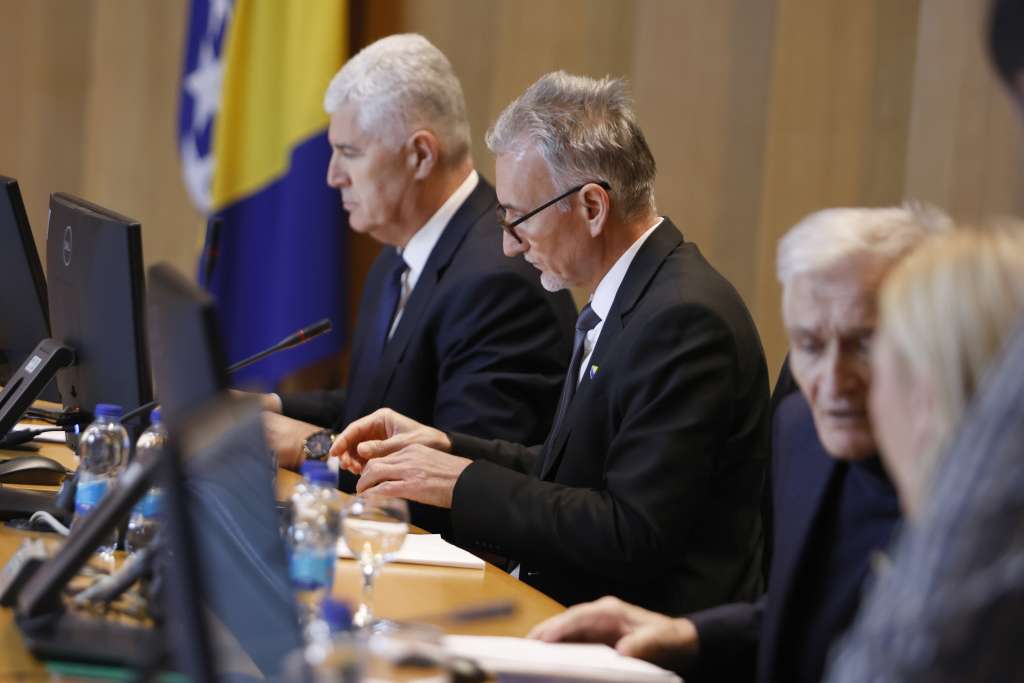 Usvojen Zakon: Veće plate službenicima, ne i političarima