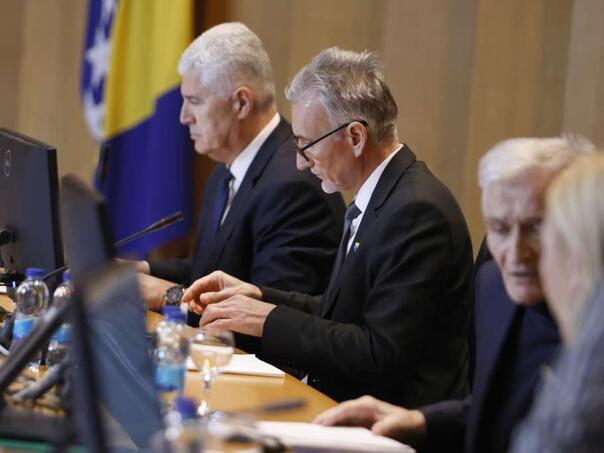 Usvojen Zakon: Veće plate službenicima, ne i političarima