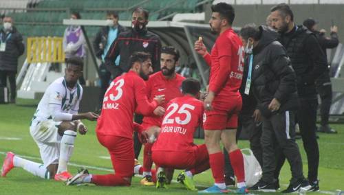 Utakmica zaustavljena kako bi fudbaleri mogli iftariti