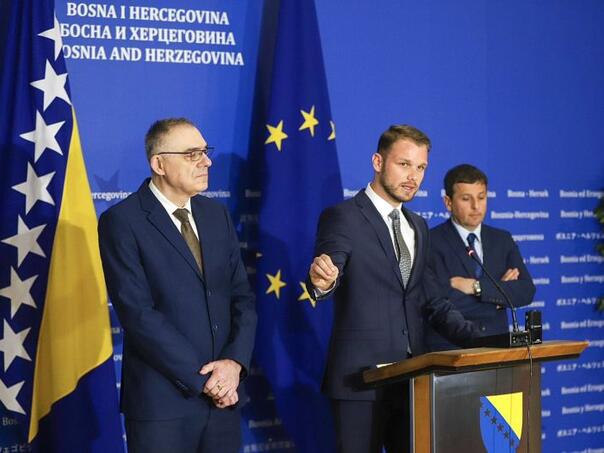 Utihnula priča o izbacivanju SNSD-a iz vlasti, opozicija iz RS dala rok