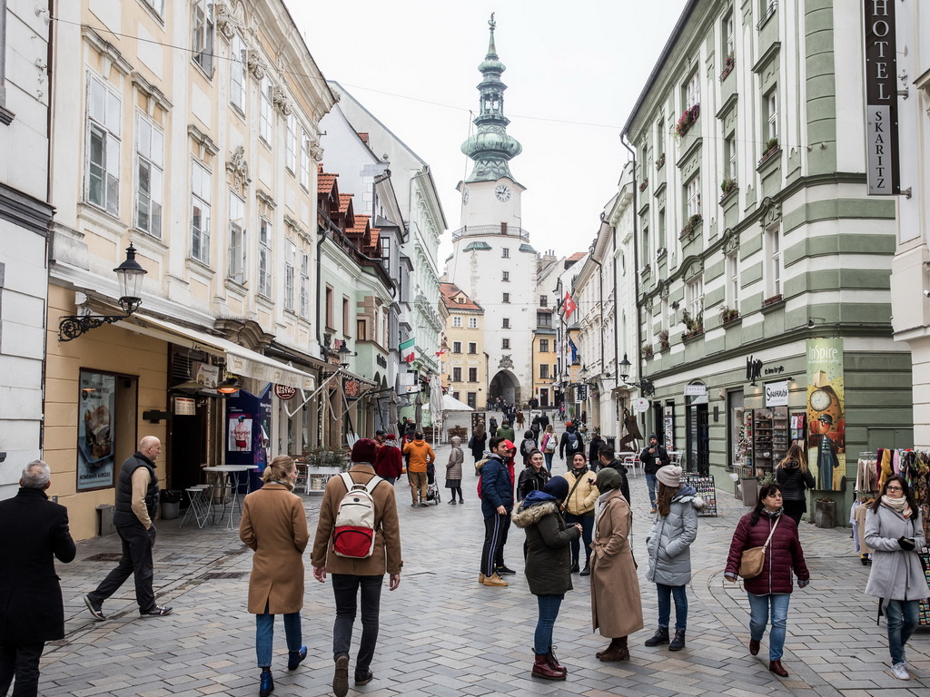 Uvode ograničenje brzine za pješake: Zabranjeno hodanje brže od 6 km/h!