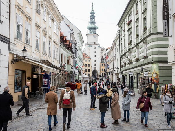 Uvode ograničenje brzine za pješake: Zabranjeno hodanje brže od 6 km/h!