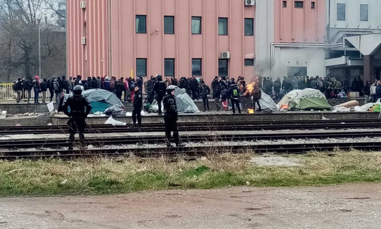 Uz asistenciju policije započelo izmještanje migranata iz Tuzle