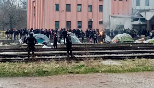 Uz asistenciju policije započelo izmještanje migranata iz Tuzle