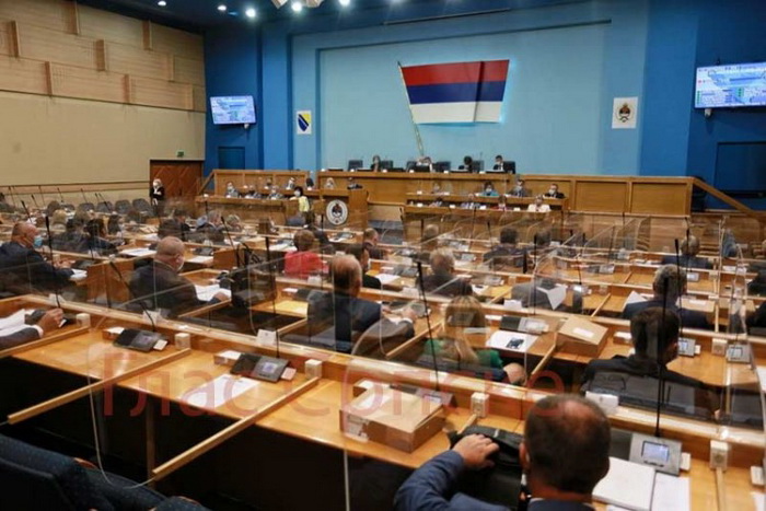 Uz burnu raspravu: Usvojen Zakon o zaštiti srpskog jezika i ćirilice