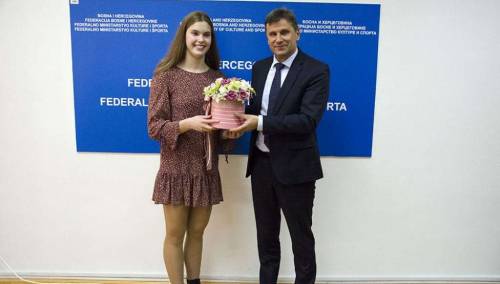 Uz čestitke Lani, premijer Novalić pozvao na što bržu izgradnju bazena u Mostaru