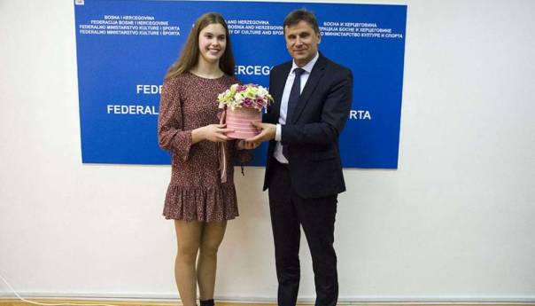 Uz čestitke Lani, premijer Novalić pozvao na što bržu izgradnju bazena u Mostaru