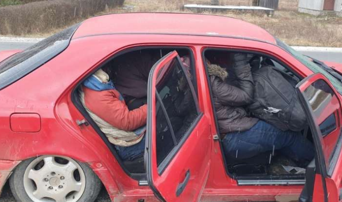 Uz granicu sa BiH uhapšeni krijumčari s 27 migranta