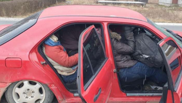 Uz granicu sa BiH uhapšeni krijumčari s 27 migranta
