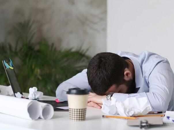 Uz ovaj trik savladat ćete popodnevni umor na poslu
