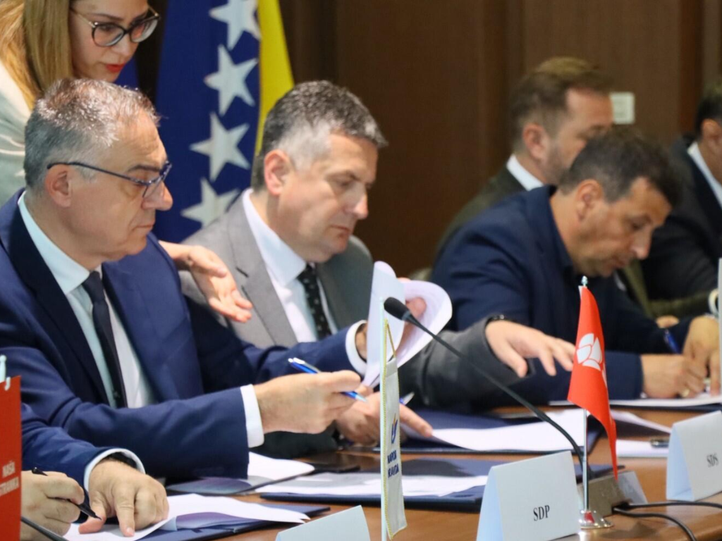 Uz poziv da glasaju za veto, vlast u RS opoziciju nazvala izdajnicima