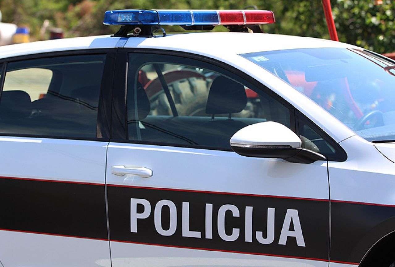 Uz prijetnju pištoljem radnicima opljačkana benzinska pumpa