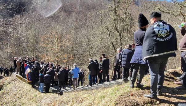 Uz prisustvo osuđenih 'ravnogoraca' odana počast Draži Mihailoviću