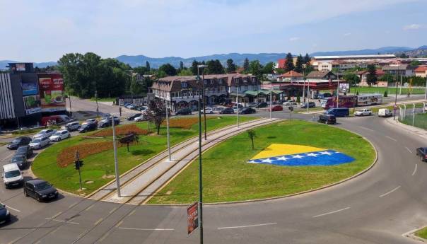 Uz tramvajsku prugu na Ilidži veliki grb Bosne i Hercegovine