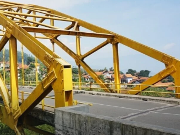 Užas: Muškarac bacio 10-godišnjeg dječaka s mosta, djevojčicu vukao za kosu