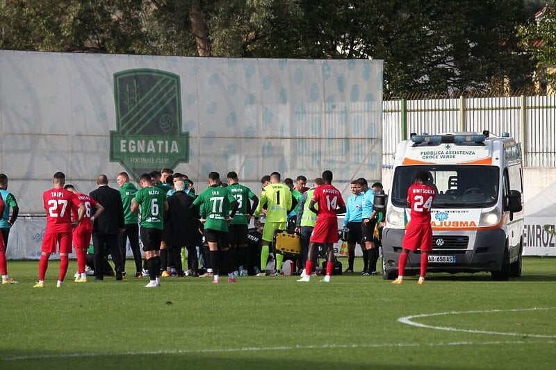 Užas u Albaniji: Najbolji strijelac lige srušio se na teren i preminuo