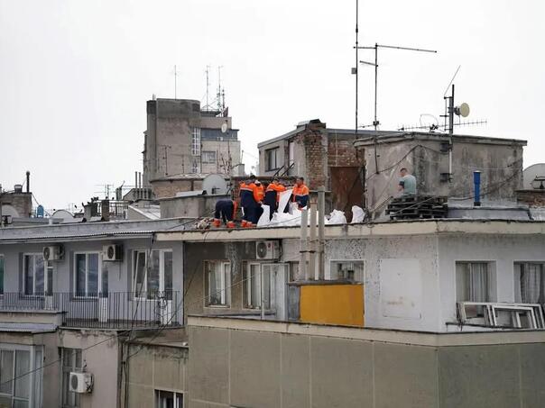 Užas u Beogradu: Kamene kocke na krovu zgrade, bacali bi ih na demonstrante?